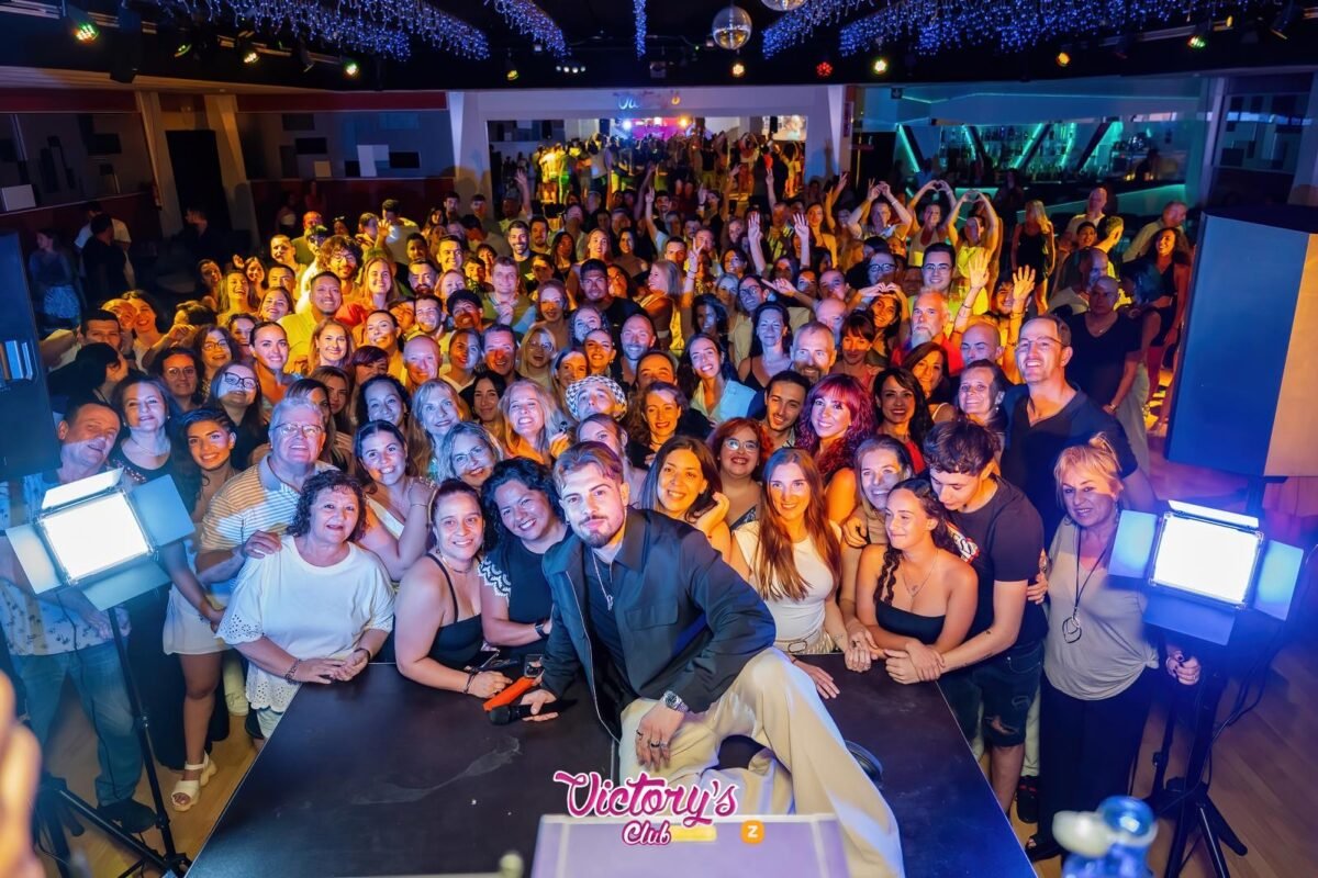 Sala llena de público en la pista durante una fiesta con DJ en Victory's, Palma